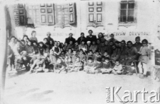 Wychowankowie i personel Domu Dziecka przed frontem budynku.