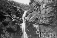 Byli więźniowie łagrów norylskich na zsyłce w Norylsku, podczas wycieczki w okolicach jeziora Jergałach, nad wodospadem w Kaskadowym Wąwozie.