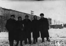 Byli więźniowie łagr&oacute;w Norylska. Od lewej: N.I. Nikitin, R.I. Szałajewa, Julian Tarnawczyk (po uzyskaniu wizy wyjazdowej, przed wyjazdem do Polski), Tonia i Albert Besztak. W tle zakład pracy.