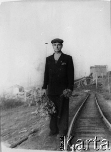 Julian Tarnawczyk (zwolniony w 1952 roku z łagru w Norylsku) podczas pobytu w Norylsku w oczekiwaniu na wyjazd do Polski - powraca z samotnego spaceru. Trzymane w ręku gałęzie służyły do obrony przed komarami. W tle zabudowania stacji Walok koło Norylska.