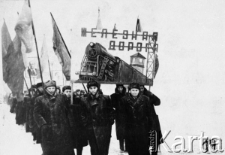 Grupa kolejarzy podczas pochodu z okazji rocznicy rewolucji październikowej. Z przodu idą, m.in.: naczelnik kolei Lewejd Fiedorenko, w środku sekretarz partyjnej organizacji Żewoka, z prawej "pred. cechowego komitetu".