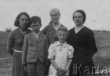 W Bajgarze mołotowskiego sowchozu. Od lewej stoją: Zofia Wandurska, Andrzej Wandurski, Janina Kaczorowska, Ewa Najwer, Aniela Najwer. Na horyzoncie widoczne zbiorniki sowchozowej nieftiebazy. Zdjęcie wykonane wiosną 1942 roku.