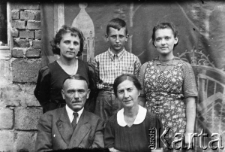 Siedzą od lewej: Edward Tarczyński, Olga Tarczyńska. Stoją: Zofia Wandurska z synem Andrzejem i Zofia Tarczyńska.