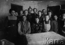 Pierwsza Wigilia na zesłaniu. Zdjęcie wykonano w baraku nr 13; od lewej: Irka Jacyszyn, NN, Helena Drzewicka, Jacyszynowa, Jędrek Wandurski, Kazik Drzewicki. Na dalszym planie m.in. Edward Kulczycki, Janina Badarycz i Zofia Wandurska.