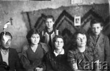 Izba Piętnickich i Wandurskich w baraku 13. Od lewej: Edward Kulczycki, Musia Piętnicka, Lusia Piętnicka, Paulina Piętnicka, Zofia Wandurska (z odmrożonym policzkiem), Andrzej Wandurski. Na oszronionej ścianie huculski "łyżnik", na nim obrazek Matki Boskiej Ostrobramskiej. Fotografia wykonana zimą 1941 roku.