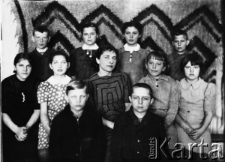 Klasa III polskiej szkoły. Pierwszy rząd od lewej: Zbyszek Niemiec i Staszek Depa; wyżej: Alfreda Sikora, Basia Kulczycka, Zofia Wandurska (nauczycielka), Genia Zbylut i Hela Napora; u góry: Staszek Buluk, NN, Mila Dudek i Renio Sowa. Fotografia wykonana zimą 1945 roku.