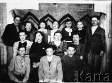 Klasa IV polskiej szkoły. Klęczą: Władek Orzech, Janek Jata, Jędrek Wandurski (dochodzący na lekcje polskiego). Siedzą nauczycielki: Zofia Tarczyńska, Olga Tarczyńska, Misiarzowa (kierowniczka), Zofia Wandurska. Stoją: Rysiek Kulczycki, NN, NN, Irka Kulczycka, Zbylutówna, NN (pradopodobnie Podhajska) i Rysiek Buluk. Zdjęcie wykonane zimą 1945 roku.