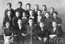 Klasa VII rosyjskiej szkoły. Pierwszy rząd od lewej: NN (Tatarka), Wit'ka Sigajew, Wit'ka Kotow, Tolka Kulikow, NN. Powyżej w środku Olga Oskarowna Mernberg (wychowawczyni, nauczycielka języka niemieckiego, Baltendojczka). Obok niej Zoja Denisowa (najlepsza uczennica w klasie) i Garik Mernberg (syn wychowawczyni). Nazwiska pozostałych nieznane. Fotografia przysłana Andrzejowi Wandurskiemu do Polski przez koleg&oacute;w z dawnej klasy.