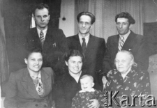 Polacy zwolnieni z łagr&oacute;w Norylska w mieszkaniu Edwarda Sietko-Sierkiewicza i jego rodziny w Norylsku. U g&oacute;ry od lewej: Czesław Łotarewicz, Edward Sietko-Sierkiewicz, NN. U dołu w środku: żona Edwarda Sietko-Sierkiewicza z dzieckiem.