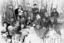 Polacy deportowani do ZSRR - odpoczynek przy barce nad brzegiem rzeki Ob, podczas 2-tygodniowego transportowania z Tomska do Kargasoku, na miejsce zesłania. Na fotografii m.in. rodzina Wimborów, deportowana w październiku 1951 z Kowna. Do Polski przyjechali na przełomie 1956-57 roku. Druga od lewej u góry: Wanda Wimbor, poniżej jej brat Leon Wimbor.