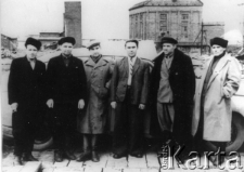 "Naczalstwo" na tle budynków fabryki, trzeci z lewej stoi Józef Halski; zdjęcie z lat 1954-57.