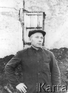 Ukrainiec S.Dejneka na tle łaźni obozu nr 25. Podpis na odwrocie: "Daruju na pamiat' drugu Józefu S.Dejneka g.Norilsk 26.VIII.56 g."