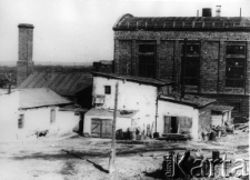 Centralne Laboratorium Materiał&oacute;w Budowlanych, w tle ciemny budynek kotłowni; zdjęcie z lat 1954-57.