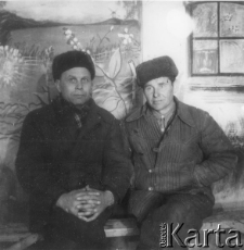 Na zsyłce; siedzą od lewej: Tichonowicz i Krawczyk; zdjęcie z lat 1954-57.