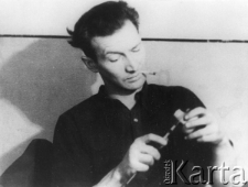 J&oacute;zef Halski przy pracy w Centralnym Laboratorium Materiał&oacute;w Budowlanych; podpis na odwrocie: "za to by trochę udobruchać mamusię i Basię posyłam ostatnie zdjęcie robione 5/XI...kochający Was J&oacute;zefek 18/? 57".