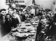 Boże Narodzenie, w głębi pod ścianą pierwszy z prawej p. Koniuszewski; zdjęcie z lat 1954-57.