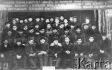 Pracownicy leśni lub g&oacute;rnicy, prawdopodobnie jest wśr&oacute;d nich Antoni Wr&oacute;blewski; zdjęcie z lat 1944-58. Fotografia wykonana w Workucie lub Taszkiencie.