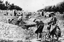 Obóz dla dzieci polskich i żydowskich, które opuściły ZSRR razem z armią Andersa, na zdjęciu grupa dziewcząt podczas kopania rowu.