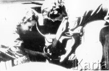 Obóz dla dzieci polskich i żydowskich, które opuściły ZSRR razem z armią Andersa, na zdjęciu dwie dziewczyny reperują samochód.