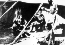 Obóz dla uchodźców, kobiety w mundurach armii Andersa siedzą przed namiotem