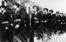 Maszerujące kobiety, prawdopodobnie grupa żołnierek z armii Andersa.