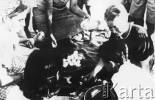 Kobiety w obozie dla uchodźców przygotowują posiłek.