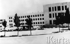 Piętrowy budynek, być może przeznaczony dla uchodźc&oacute;w.