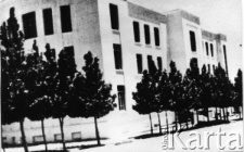 Piętrowy budynek, być może przeznaczony dla uchodźc&oacute;w.