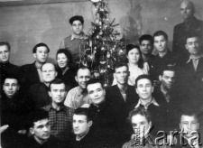 Polacy zesłani do Norylska podczas Świąt Bożego Narodzenia, na zdjęciu m.in. Karol Gonet (w drugim rzędzie od dołu drugi z lewej), Edward Janczurewicz (z lewej przy choince), Kazimierz Szyłobryt (w ostatnim rzędzie trzeci od prawej).