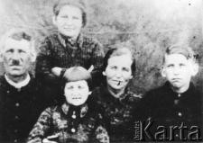 Rodzina Stanisławy Oleszkiewicz (u góry) - jej rodzice, brat Józef i najmłodsza siostra Anna, podczas pobytu na zesłaniu.