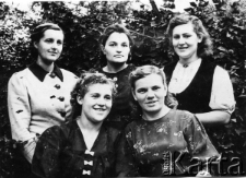 Pracownice sowchozu w odświętnych strojach.