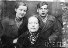 Zofia Roth z matką i bratem przed powrotem z zesłania do kraju.