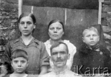 Rodzina Kobalenków (?) przed powrotem z zesłania do Polski.