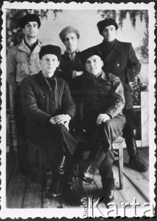 "266 kilometr"; stoi w środku Wacław Skawiński, siedzi z prawej Matul.