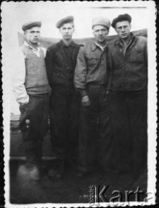 "266 kilometr"; pierwszy z prawej Zdzisław Brzozowski, trzeci z lewej Michał Antoszewski.