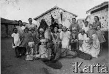 Dzieci biorące udział w przedstawieniu pt. "Bajka wschodnia".