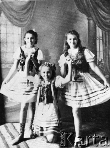 Dziewczynki w strojach ludowych; od lewej: Władysława Poręba, Zofia Łoś i Alicja Wysocka.