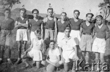 Drużyna piłkarska reprezentująca zakład im. gen. Władysława Sikorskiego: (1) Jan Zając, (2) Jan Jabłoński, (3) Michał Przybył, (4) Ryszard Grzybowski, (5) Marian Łoś, (6) Jan Zarzycki, (7) Stanisław Wojciechowski.