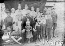 Dzieci z rodziny Łosiów, Gałdynów oraz gajowy p. Kadlewicz i kilkoro Kazachów.