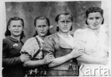 Stoją od lewej: Zofia (nazwisko nieznane), Anna Gwazdacz, Lenia Sodoma, Helena Horyń.