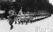 Batalion kobiecy I Dywizji Piechoty im. Tadeusza Kościuszki, w drugim rzędzie maszeruje Stefania Gwazdacz.