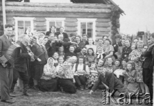 Grupa Litwinów świętuje czyjeś zwolnienie na Litwę, na harmonii gra Pietrauskas, a na skrzypcach Dylis. Zdjęcie z 1954 lub 1955 roku.