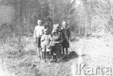 Lato w tajdze. Rodzeństwo Legieckich z matką.