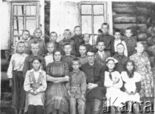 Uczniowie rosyjskiej szkoły podstawowej w Pawłowsku, na zdjęciu m.in. pierwszy od lewej w górnym rzędzie: Walek Legiecki.
