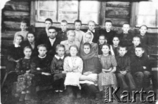 Ośmioklasowa szkoła podstawowa w Gaite (7 km od Pawłowska). Uczniowie klasy piątej wraz z nauczycielami. Pierwsza z prawej w górnym rzędzie: Krystyna Legiecka.