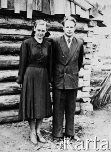 Lonia Uszacka i jej narzeczony Bronisław Guobużas przed opuszczeniem miejsca zesłania.