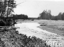 Krajobraz Kołymy. Podpis na odwrocie: "Rzeka Sredikan - pierwsze wydobycie złota w latach 20-tych"; zdjęcie wykonane w latach 50-tych.