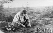 Młoda kobieta zbierająca grzyby.