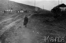 C&oacute;rka Weroniki Tur, w tle budynki osiedla.