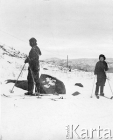 Dwie osoby na nartach.